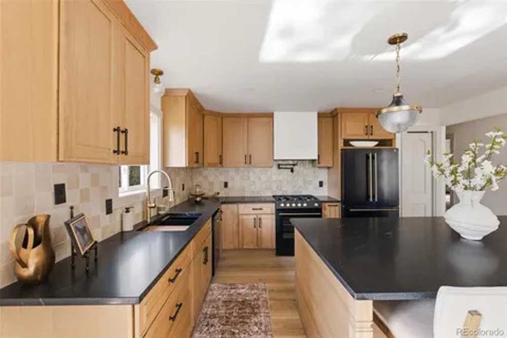 Kitchen remodel maple cabinets black countertops — kitchen remodel by BH Builders, Denver metro